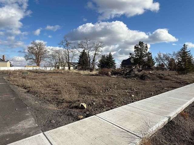 8604 W Panorama Dr, Spokane, WA 99208