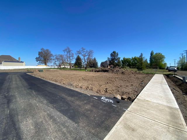 8604 W Panorama Dr, Spokane, WA 99208