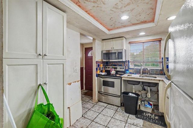 4009 LAKE BAYSHORE DRIVE 105, Bradenton, FL 34205