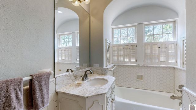 1007 Poplar St, Murray, KY 42071