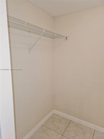 4140 NW 44th Ave 411, Lauderdale Lakes, FL 33319