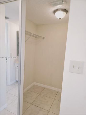 4140 NW 44th Ave 411, Lauderdale Lakes, FL 33319