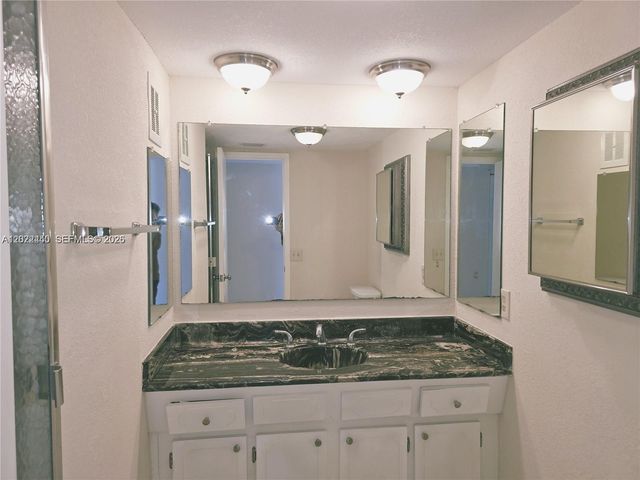 4140 NW 44th Ave 411, Lauderdale Lakes, FL 33319