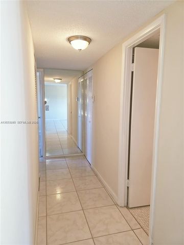 4140 NW 44th Ave 411, Lauderdale Lakes, FL 33319