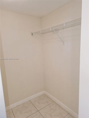 4140 NW 44th Ave 411, Lauderdale Lakes, FL 33319