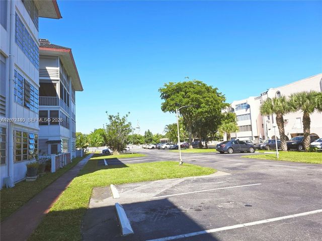 4140 NW 44th Ave 411, Lauderdale Lakes, FL 33319