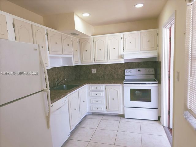 4140 NW 44th Ave 411, Lauderdale Lakes, FL 33319
