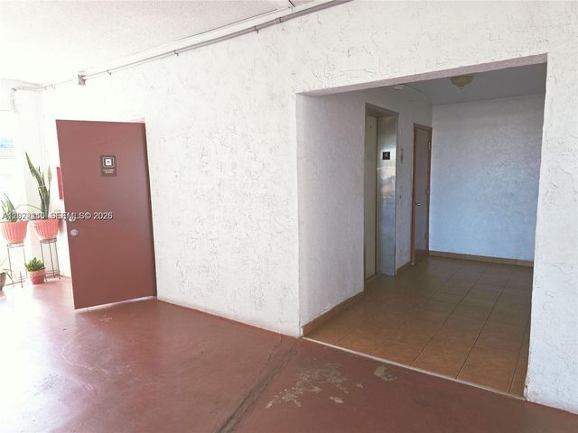 4140 NW 44th Ave 411, Lauderdale Lakes, FL 33319