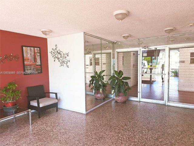 4140 NW 44th Ave 411, Lauderdale Lakes, FL 33319