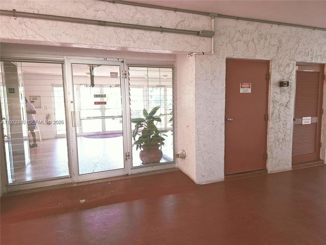4140 NW 44th Ave 411, Lauderdale Lakes, FL 33319