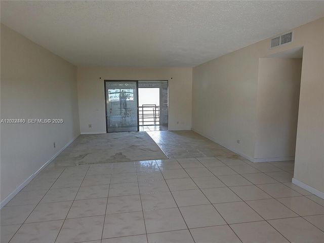 4140 NW 44th Ave 411, Lauderdale Lakes, FL 33319