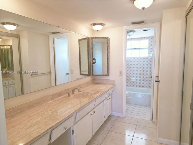 4140 NW 44th Ave 411, Lauderdale Lakes, FL 33319