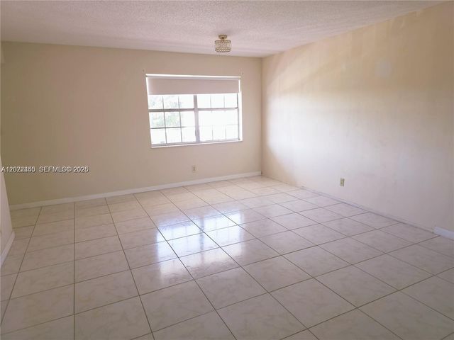 4140 NW 44th Ave 411, Lauderdale Lakes, FL 33319