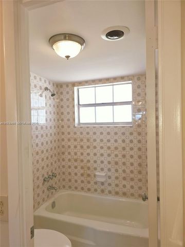 4140 NW 44th Ave 411, Lauderdale Lakes, FL 33319
