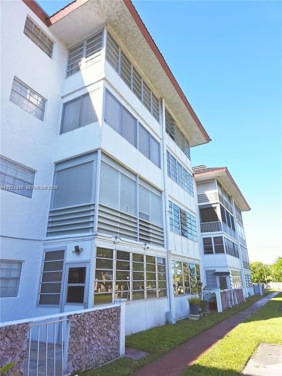 4140 NW 44th Ave 411, Lauderdale Lakes, FL 33319