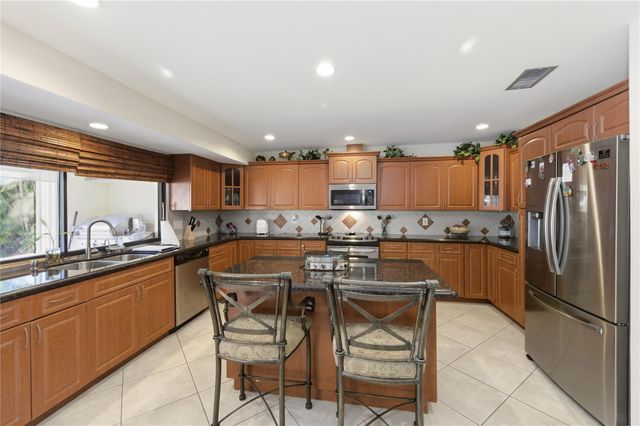 11060 Lakeview Dr, Coral Springs, FL 33071