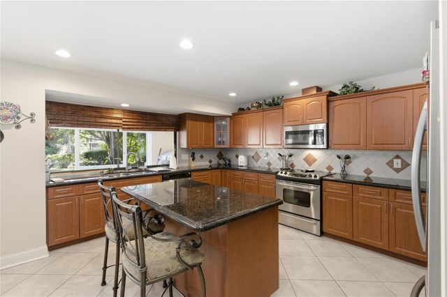 11060 Lakeview Dr, Coral Springs, FL 33071