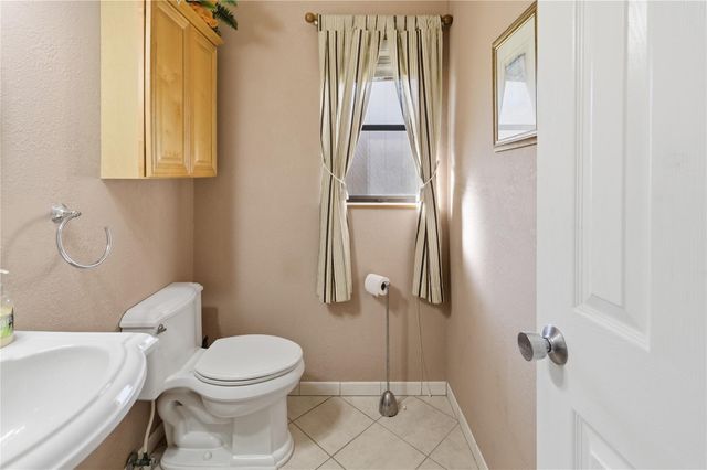 11060 Lakeview Dr, Coral Springs, FL 33071