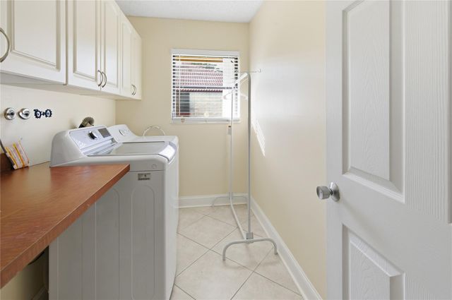 11060 Lakeview Dr, Coral Springs, FL 33071