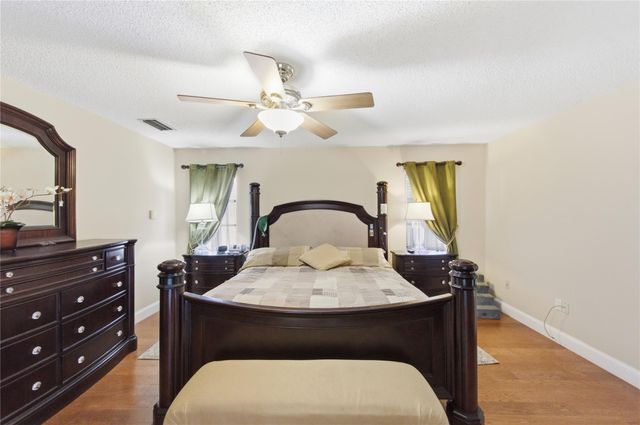 11060 Lakeview Dr, Coral Springs, FL 33071