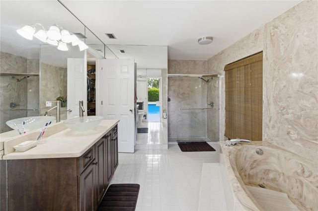 11060 Lakeview Dr, Coral Springs, FL 33071