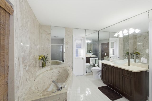 11060 Lakeview Dr, Coral Springs, FL 33071