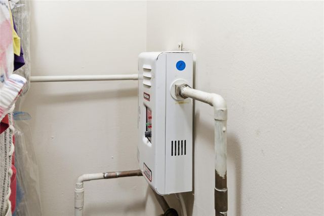 11060 Lakeview Dr, Coral Springs, FL 33071