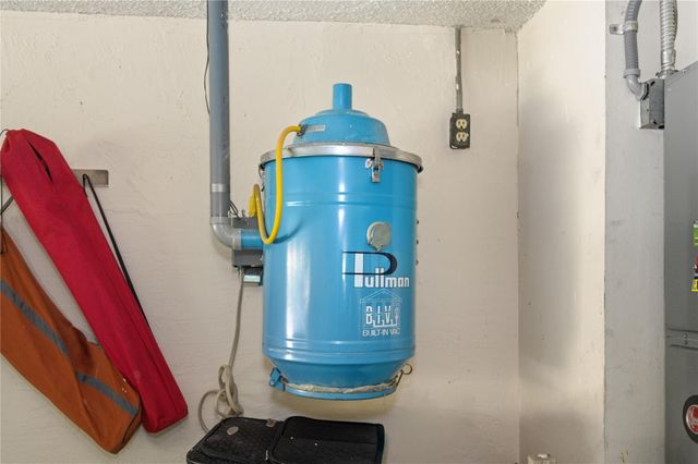 11060 Lakeview Dr, Coral Springs, FL 33071