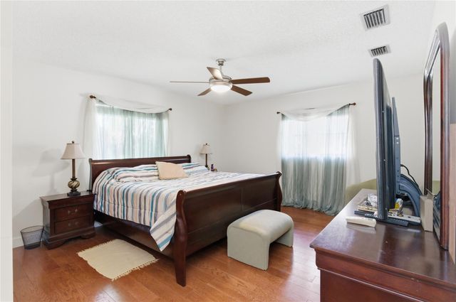 11060 Lakeview Dr, Coral Springs, FL 33071