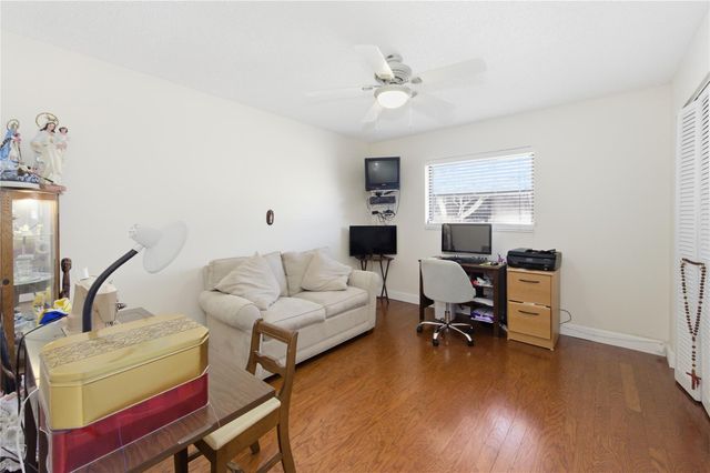 11060 Lakeview Dr, Coral Springs, FL 33071