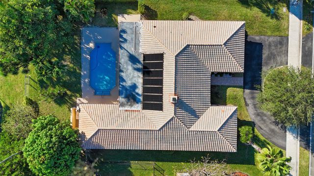 11060 Lakeview Dr, Coral Springs, FL 33071