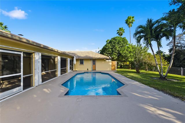 11060 Lakeview Dr, Coral Springs, FL 33071