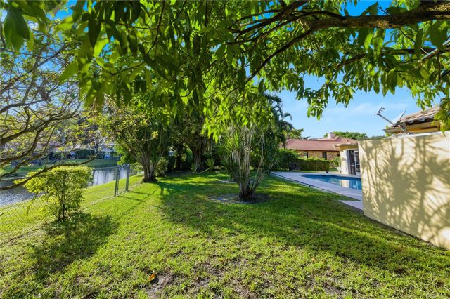 11060 Lakeview Dr, Coral Springs, FL 33071