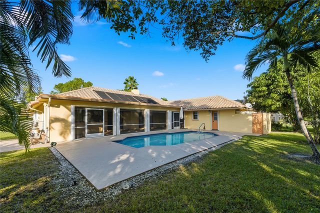 11060 Lakeview Dr, Coral Springs, FL 33071