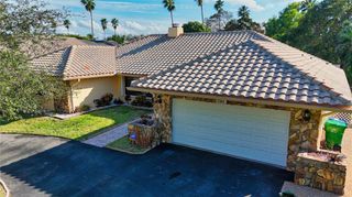 11060 Lakeview Dr, Coral Springs, FL 33071