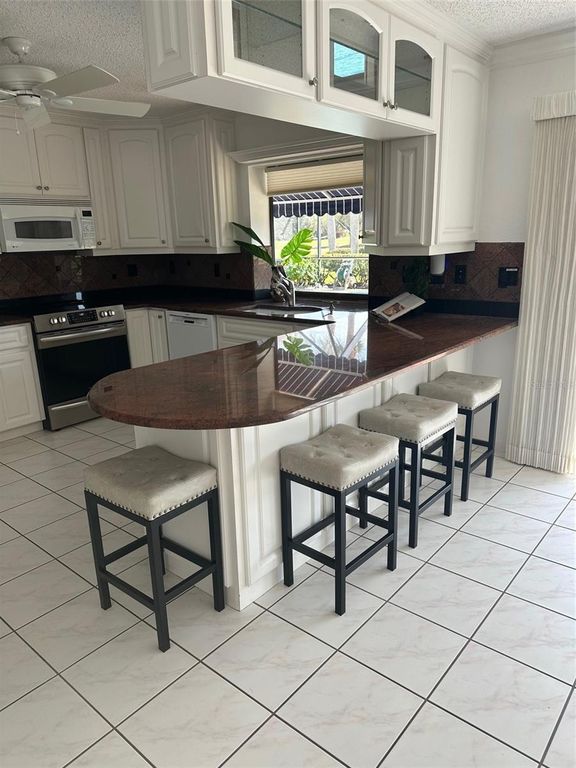 Image 7 of property listing at 952 E GONDOLA DRIVE, Venice, FL 34293