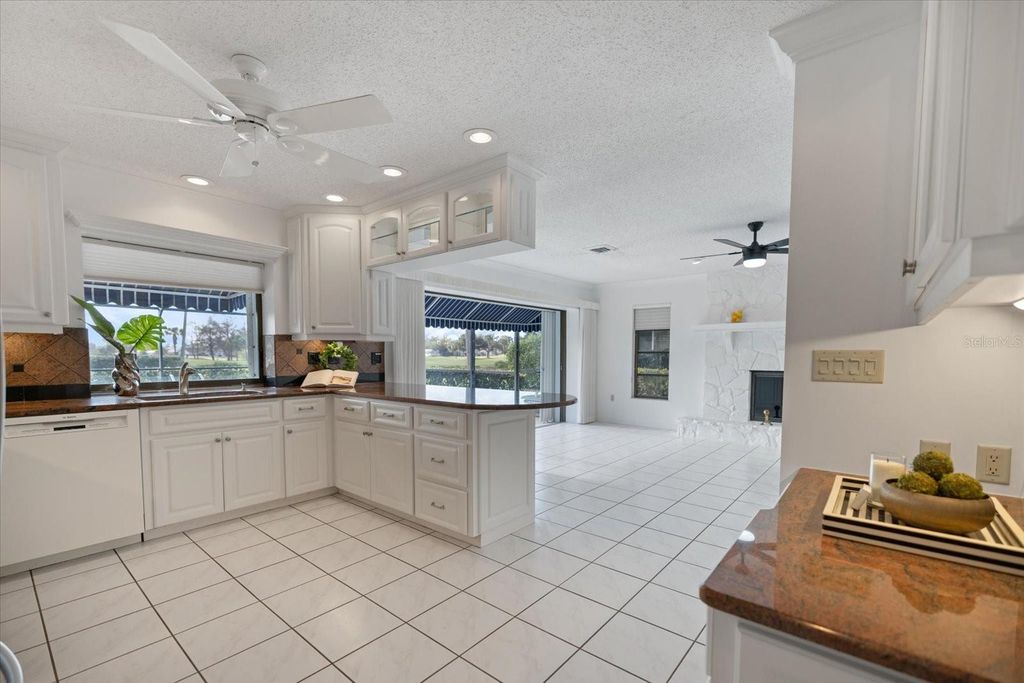 Image 8 of property listing at 952 E GONDOLA DRIVE, Venice, FL 34293