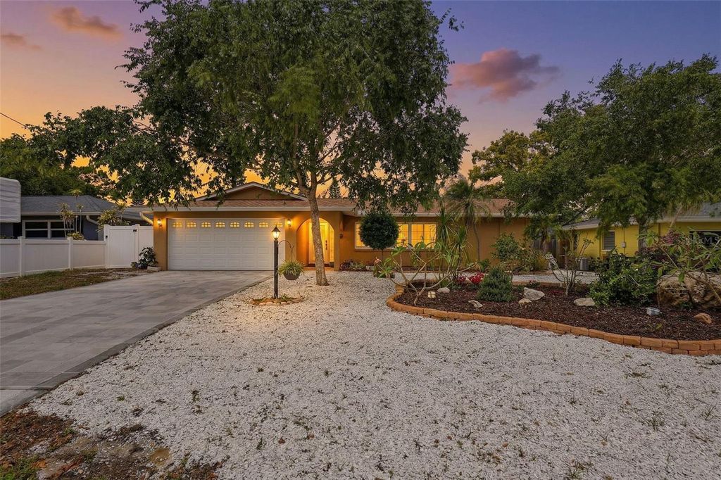 Image 1 of property listing at 14649 BAY DRIVE, Largo, FL 33774