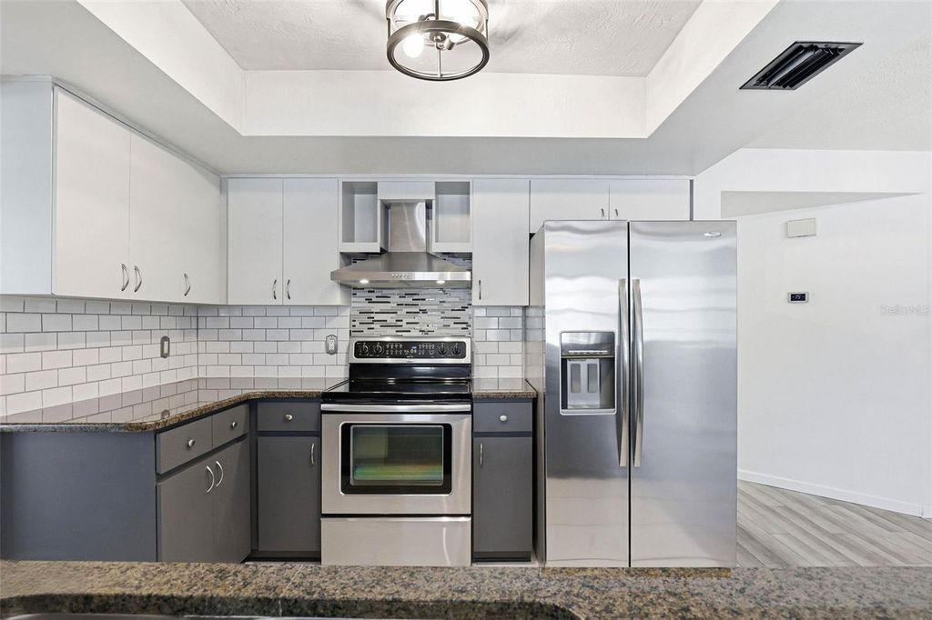 Image 14 of property listing at 14649 BAY DRIVE, Largo, FL 33774