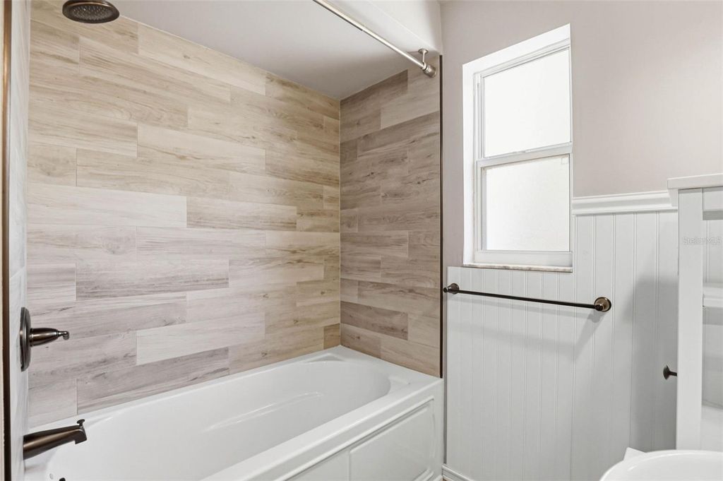 Image 23 of property listing at 14649 BAY DRIVE, Largo, FL 33774