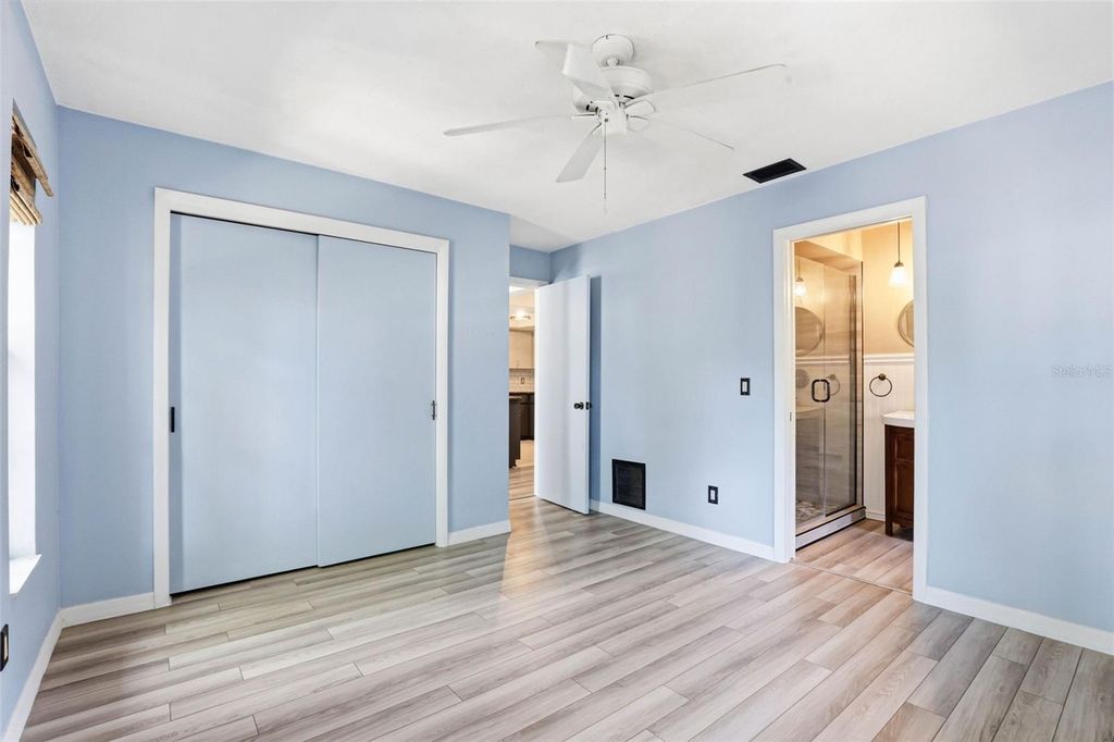 Image 28 of property listing at 14649 BAY DRIVE, Largo, FL 33774