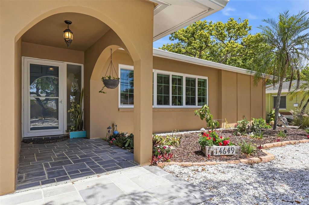 Image 6 of property listing at 14649 BAY DRIVE, Largo, FL 33774