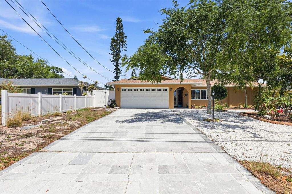 Image 54 of property listing at 14649 BAY DRIVE, Largo, FL 33774