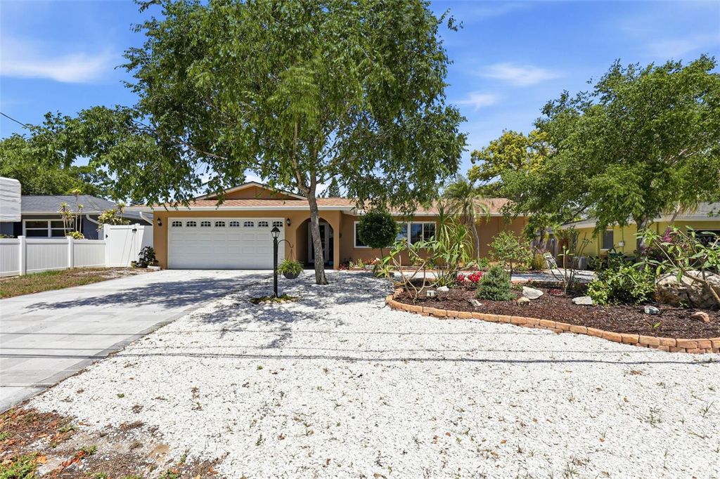 Image 55 of property listing at 14649 BAY DRIVE, Largo, FL 33774