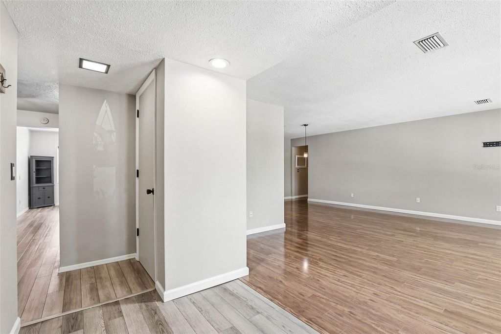 Image 7 of property listing at 14649 BAY DRIVE, Largo, FL 33774