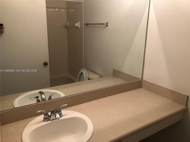 157 Hidden Ct Rd I-48, Hollywood, FL 33023