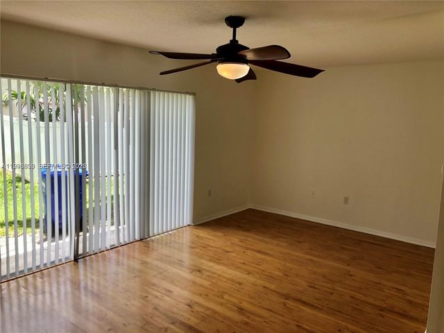 157 Hidden Ct Rd I-48, Hollywood, FL 33023