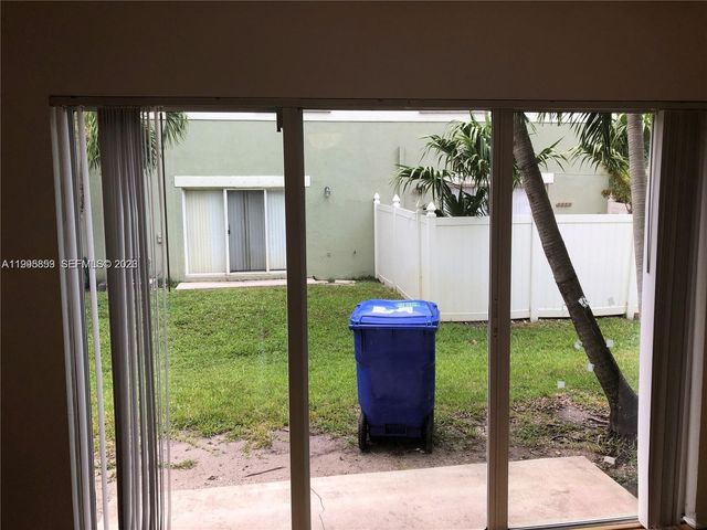 157 Hidden Ct Rd I-48, Hollywood, FL 33023
