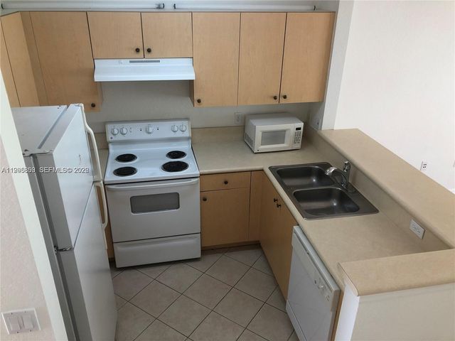 157 Hidden Ct Rd I-48, Hollywood, FL 33023