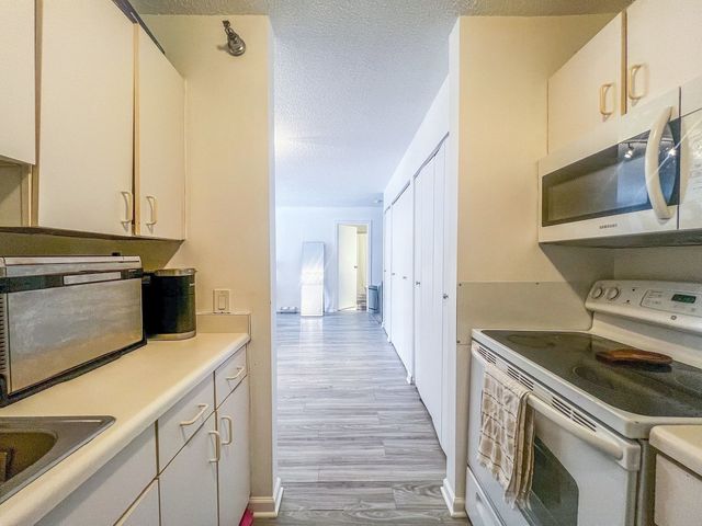 33 W Delaware Place 8E, Chicago, IL 60610